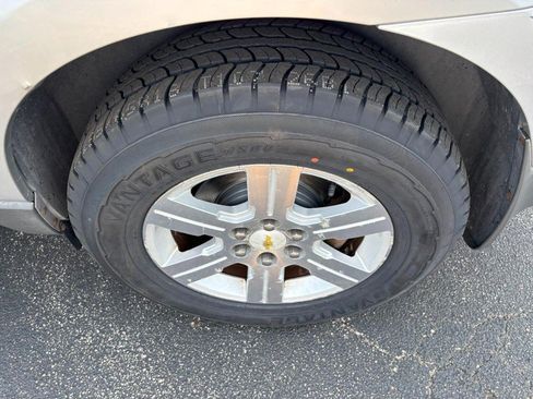 Used 2009 Chevrolet Traverse LT FWD image 8