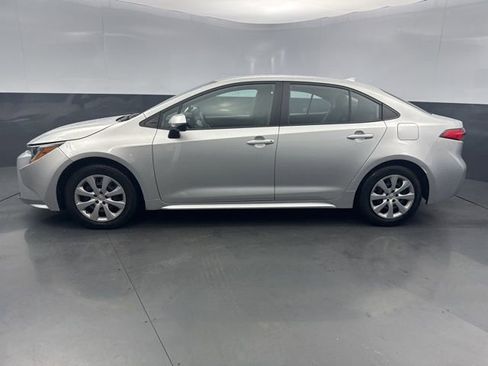Used 2022 Toyota Corolla LE image 3