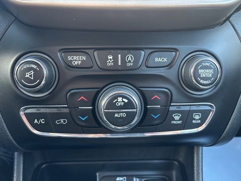 Used 2017 Jeep Cherokee Latitude w/ Comfort/Convenience Group image 36