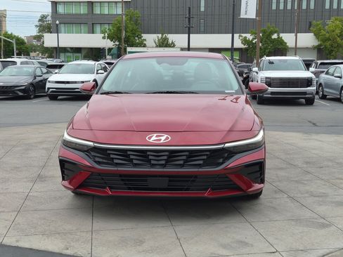 Certified 2025 Hyundai Elantra Limited FWD image 11