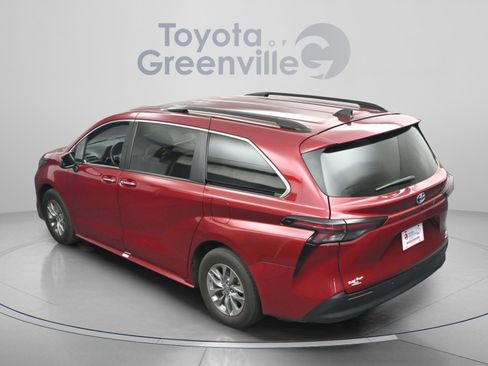 Certified 2023 Toyota Sienna XLE FWD image 9