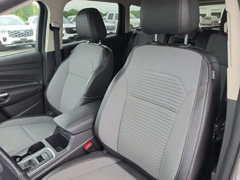 Used 2017 Ford Escape SE w/ Equipment Group 201A FWD image 19