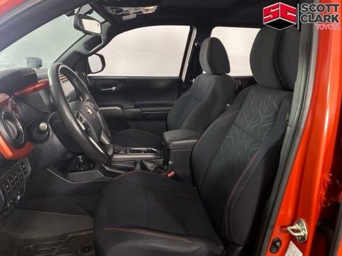 Used 2017 Toyota Tacoma TRD Off-Road w/ Premium & Technology Package AWD/4WD image 14