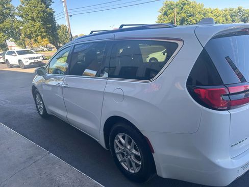 Used 2021 Chrysler Pacifica Touring-L image 39