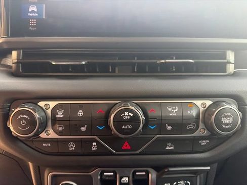 Used 2025 Jeep Gladiator Sport AWD/4WD image 25