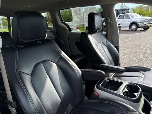 Used 2023 Chrysler Pacifica Touring-L FWD image 29