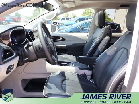 Used 2022 Chrysler Pacifica Limited FWD image 21