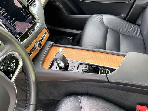 Used 2024 Volvo XC90 B6 Plus w/ Protection Package Premier image 17