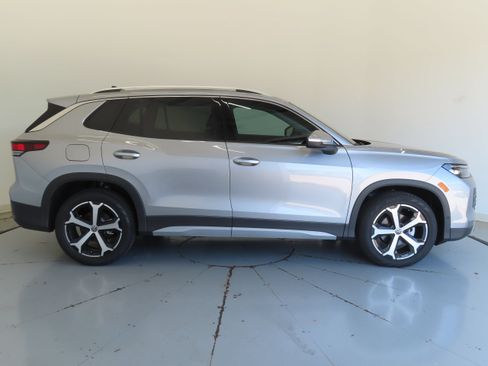 New 2026 Volkswagen Tiguan SE FWD image 2