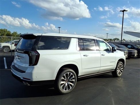 New 2026 Chevrolet Suburban High Country image 3