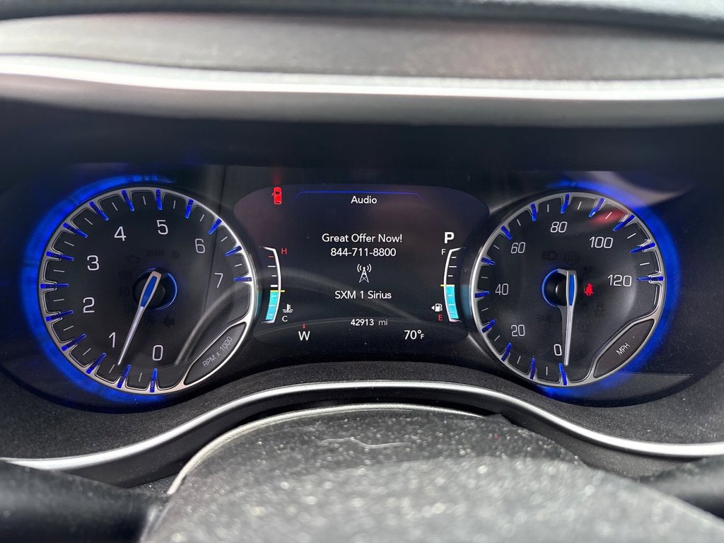 Used 2023 Chrysler Pacifica Touring-L FWD image 15