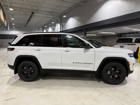 New 2025 Jeep Grand Cherokee Limited w/ Black Appearance Package image 7