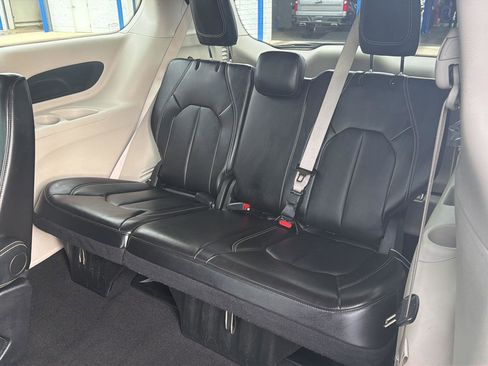 Used 2024 Chrysler Pacifica Touring-L image 29
