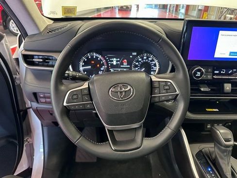 Used 2023 Toyota Highlander XLE image 17