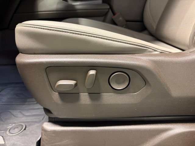 Certified 2024 GMC Yukon SLT w/ SLT Luxury Package AWD/4WD image 16