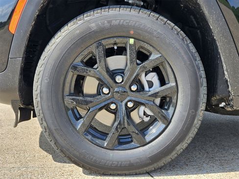 New 2025 Jeep Grand Cherokee Altitude image 10