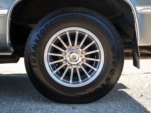 Used 1988 Chevrolet Suburban 2500 image 22