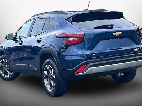 Used 2024 Chevrolet Trax LT w/ Driver Confidence Package FWD image 11