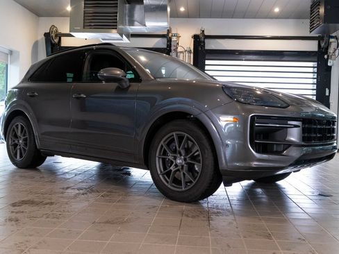 Certified 2026 Porsche Cayenne AWD/4WD image 8