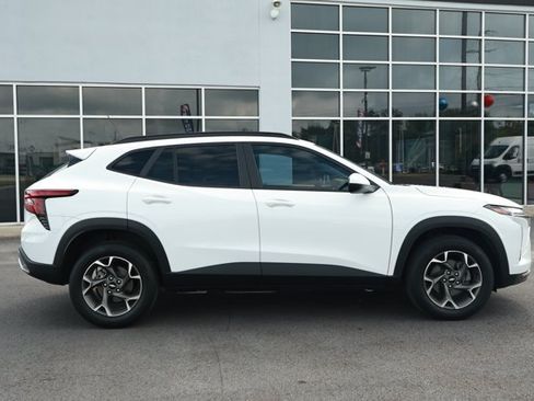 Used 2024 Chevrolet Trax LT w/ Sunroof Package FWD image 4