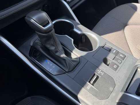 Used 2025 Toyota Highlander LE image 17