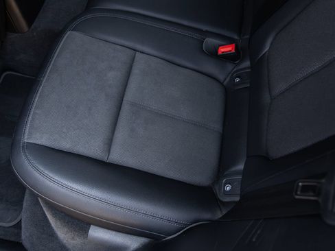 Certified 2022 Porsche Macan AWD/4WD image 32