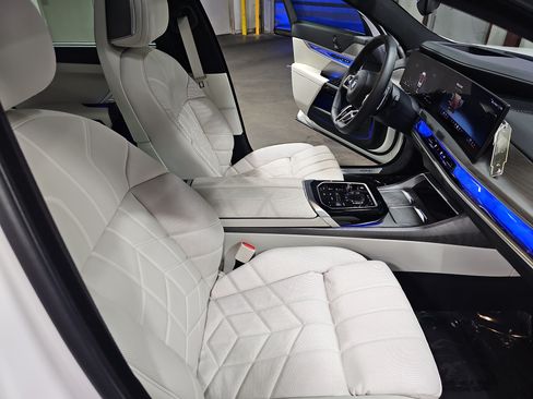 Certified 2025 BMW 760i xDrive w/ Executive Package AWD/4WD image 11
