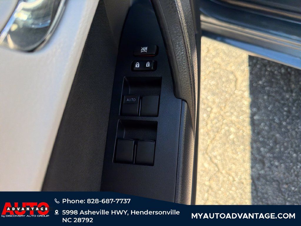 Used 2018 Toyota Corolla LE FWD image 8