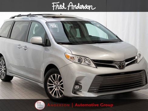 Used 2019 Toyota Sienna XLE FWD image 1