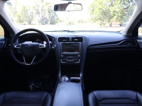 Used 2018 Ford Fusion SE w/ Equipment Group 201A FWD image 16