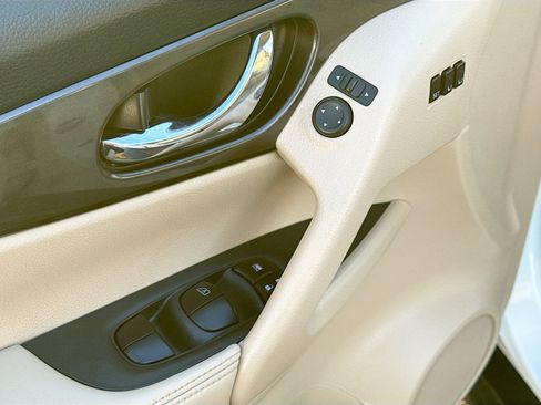 Used 2019 Nissan Rogue SV w/ Premium Package image 8