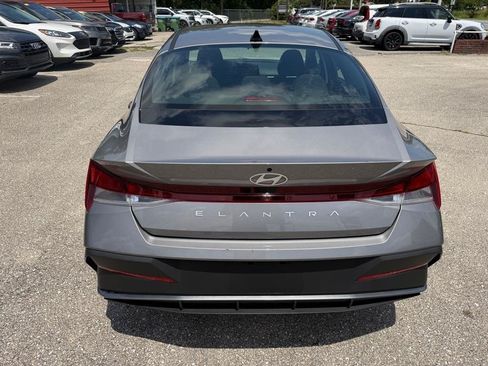 Used 2024 Hyundai Elantra SE FWD image 6