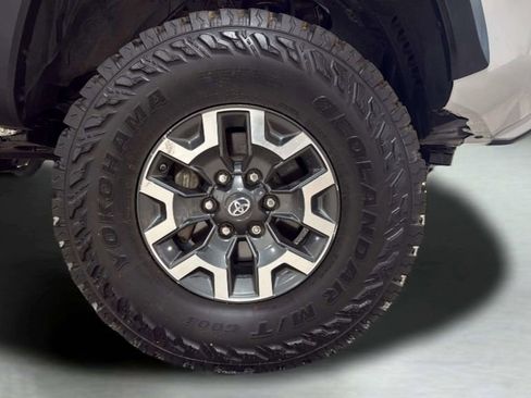Used 2017 Toyota Tacoma TRD Off-Road AWD/4WD image 43