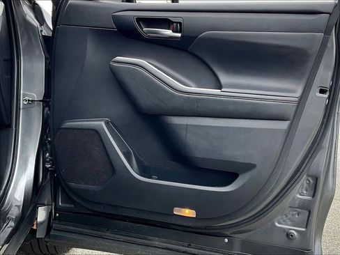 Used 2021 Toyota Highlander XLE AWD/4WD image 11