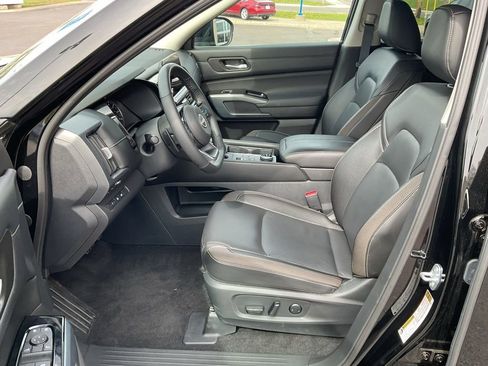 Used 2025 Nissan Pathfinder SL AWD/4WD image 10