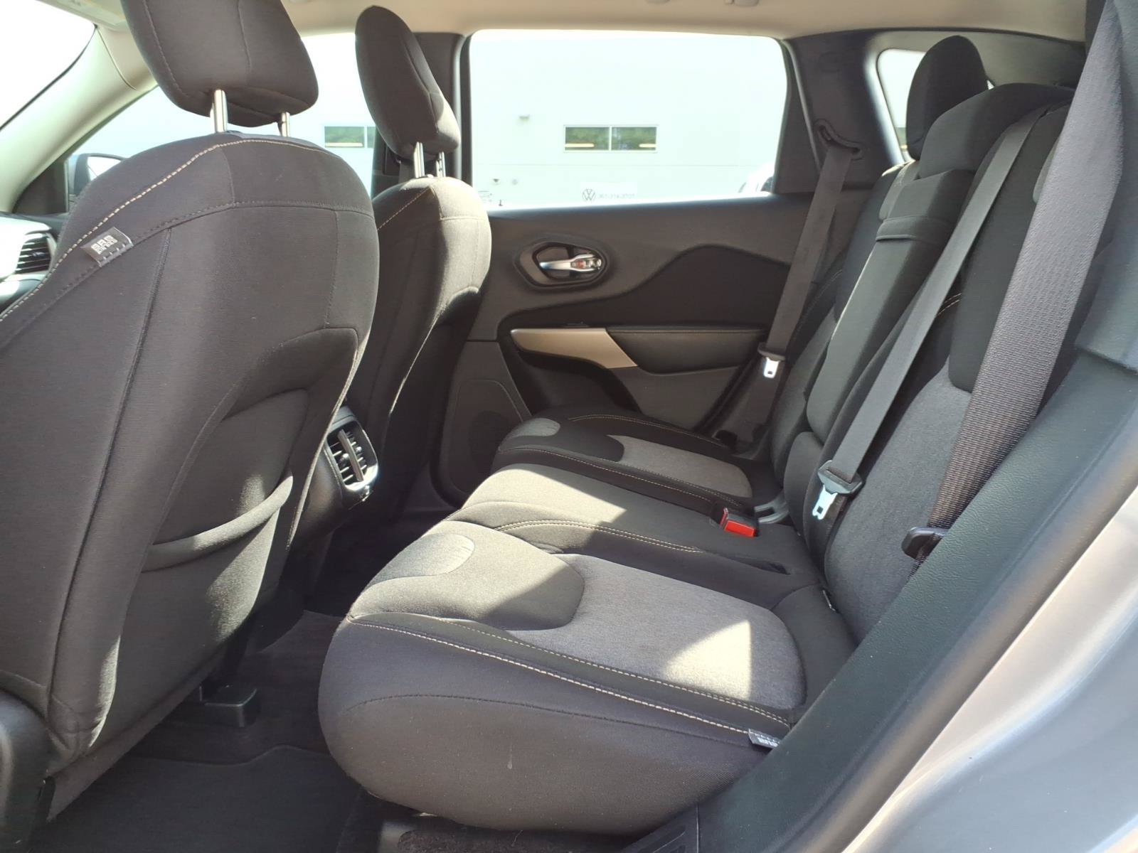 Used 2018 Jeep Cherokee Latitude w/ Altitude Package FWD image 11