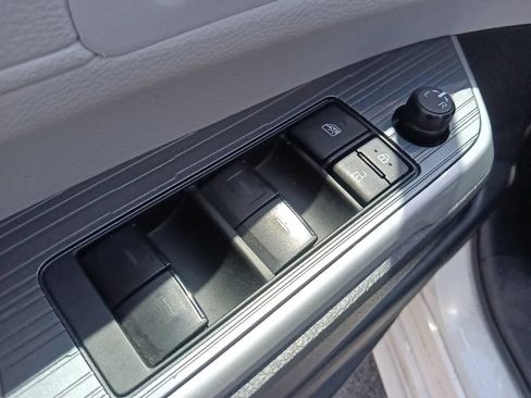Used 2025 Toyota Sienna LE FWD image 12