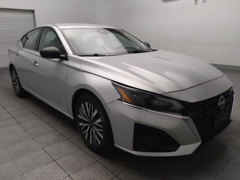 Used 2024 Nissan Altima 2.5 SV FWD image 13
