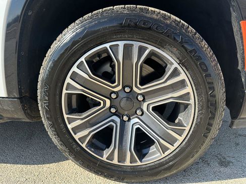 Used 2024 Jeep Wagoneer L Series II image 35