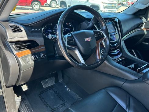 Used 2019 Cadillac Escalade ESV Luxury image 8