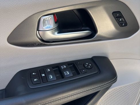 Used 2024 Chrysler Pacifica Touring-L image 11