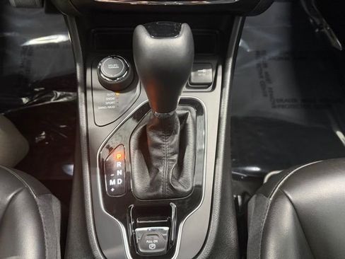 Used 2021 Jeep Cherokee Latitude Plus AWD/4WD image 18