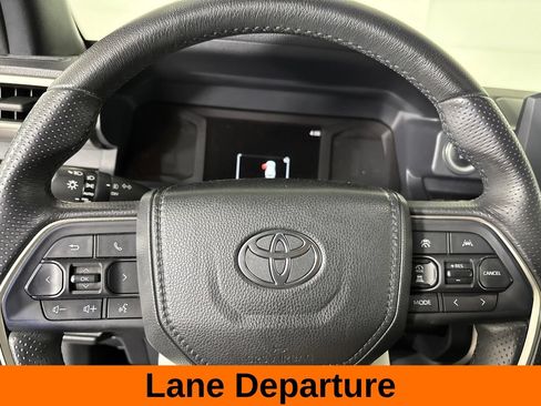 Used 2025 Toyota 4Runner SR5 AWD/4WD image 15