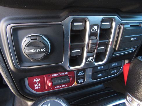 Used 2024 Jeep Wrangler Unlimited Rubicon w/ Technology Group image 22