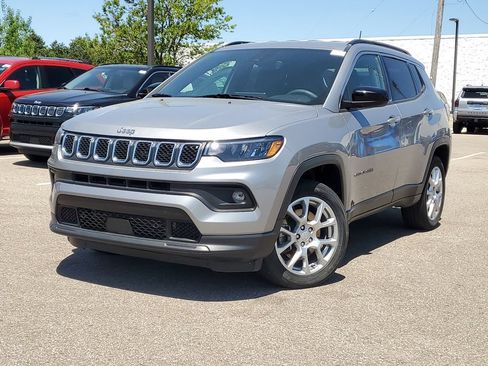 Used 2023 Jeep Compass Latitude AWD/4WD image 30