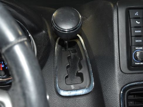 Used 2016 Chrysler Town & Country Touring FWD image 14