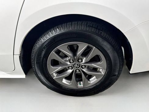 Used 2024 Toyota Sienna LE AWD/4WD image 21