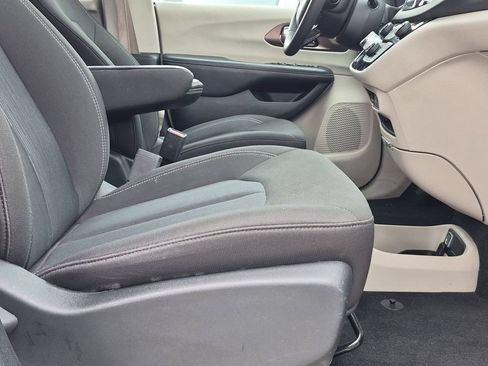 Used 2023 Chrysler Voyager LX FWD image 9