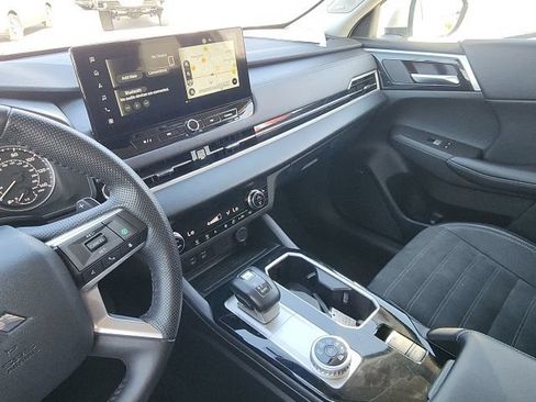 Used 2025 Mitsubishi Outlander SE AWD/4WD image 29