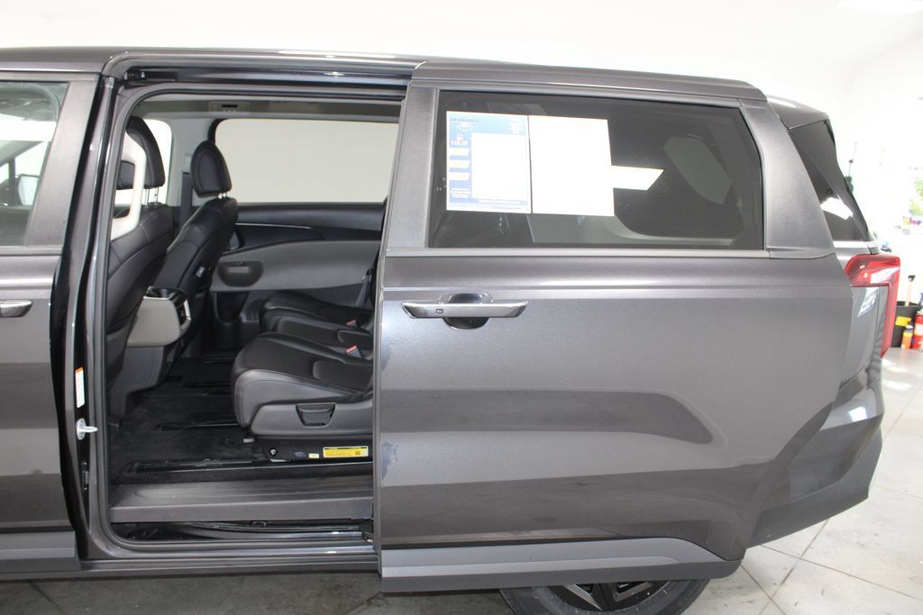 Used 2025 Kia Carnival FWD image 19